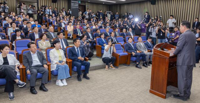 더불어민주당 김병기 원내대표가 3일 국회에서 열린 검찰개혁·정부조직법 개편 의견 수렴을 위해 열린 정책 의원총회에 참석해 의원들에게 인사말을 하고 있다 사진연합뉴스