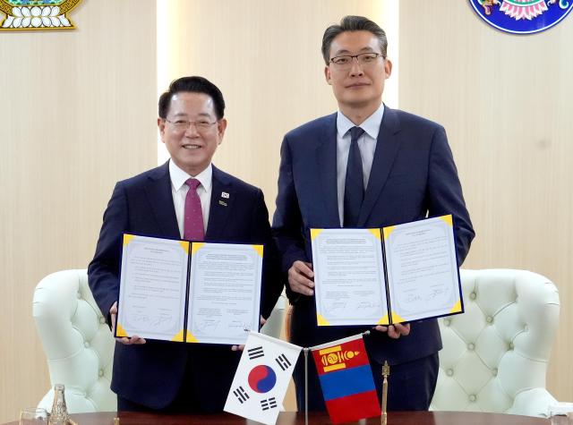몽골을 방문 중인 김영록 전라남도지사가 5일현지시간 울란바토르시청에서 아마르투브신 암갈란바타르 울란바토르부시장과 ‘전남도-울란바토르시 우호 교류 협약’을 하고 있다사진전남도