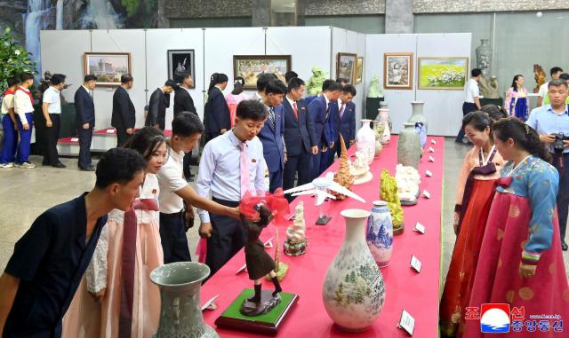 북한은 정권 수립 77주년9·9절을 맞아 제6차 전국조각·공예축전을 지난 4일 평양국제문화회관에서 개막했다고 조선중앙통신이 지난 5일 보도했다 전시장에는 지난 3월 공개됐던 공중조기경보통제기로 보이는 항공기 모형도 전시됐다 사진평양 조선중앙통신 연합뉴스