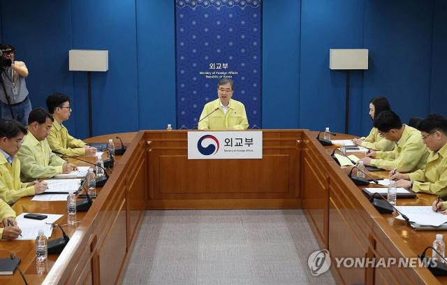 조현 외교부 장관이 6일 정부서울청사에서 열린 재외국민보호대책본부-공관 합동대책회의에서 발언을 하고 있다 사진연합뉴스