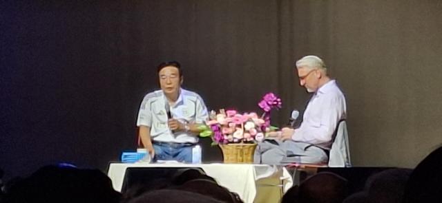 이병훈 전 의원이 6일 토크콘서트에서 사회자 얀톤씨와 대담하고 있다사진박승호 기자