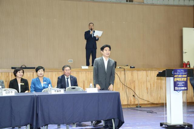 김문수 의원이 내빈 소개 순서에서 김대중 전남교육감을 소개하며 환영의 뜻을 전했다 사진박기현 기자