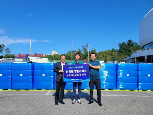 이선욱 코레일관광개발 강릉테마지사장왼쪽과 관계자들이 지난 5일 강릉시 가뭄 극복 지원을 위한 생수 전달후 기념 촬영을 하고 있다 사진코레일관광개발