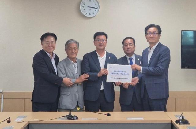 유의식 완주군의회 의장정가운데 등이 신현성 국무총리실 민정실장맨 오른쪽에게 완주‧전주 행정통합 반대 건의문을 제출하고 있다사진완주군의회