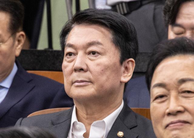 안철수 국민의힘 의원이 27일 국회에서 열린 의원총회에 참석해 송언석 원내대표의 발언을 듣고 있다 사진연합뉴스