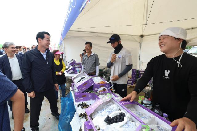 정명근 화성특례시장이 포도판매부스를 격려하고 있다 사진화성시