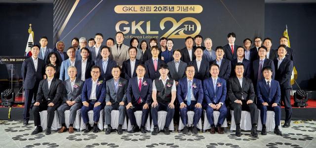 그랜드코리아레저GKL가 지난 5일 GKL 사옥에서 창립 20주년 기념식 행사를 열고 기념촬영을 하고 있다 사진그랜드코리아레저
