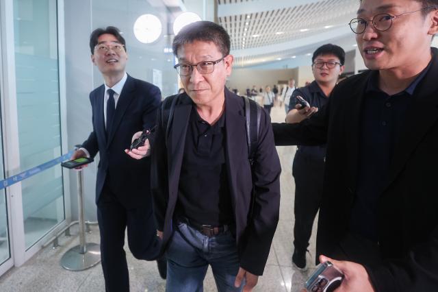 미국 이민단속 구금 사태 대응 위해 출국하는 LG엔솔 인사최고책임자
영종도연합뉴스 서대연 기자 미 이민당국이 조지아주 현대자동차그룹-LG에너지솔루션 공장에서 벌인 불법체류자 단속에서 300명이 넘는 한국인이 구금된 가운데 7일 인천국제공항 제2여객터미널에서 LG에너지솔루션 김기수 인사최고책임자가 현장 대응을 위해 미국으로 출국하고 있다