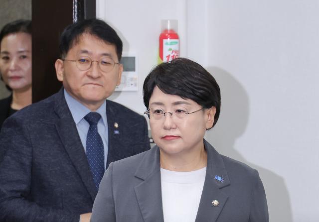 조국혁신당 김선민 당 대표 권한대행이 5일 서울 여의도 국회에서 열린 현안 관련 기자간담회에 입장하고 있다사진연합뉴스