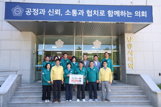 경산시의회 의원 및 의회사무국 전미경 사무국장이 극심한 가뭄으로 어려움을 격고 있는 강릉시의회에 경산담음수 2만 병을 지원하고 강릉시의회 관계자들과 기념촬영 하고 있다 사진경산시의회