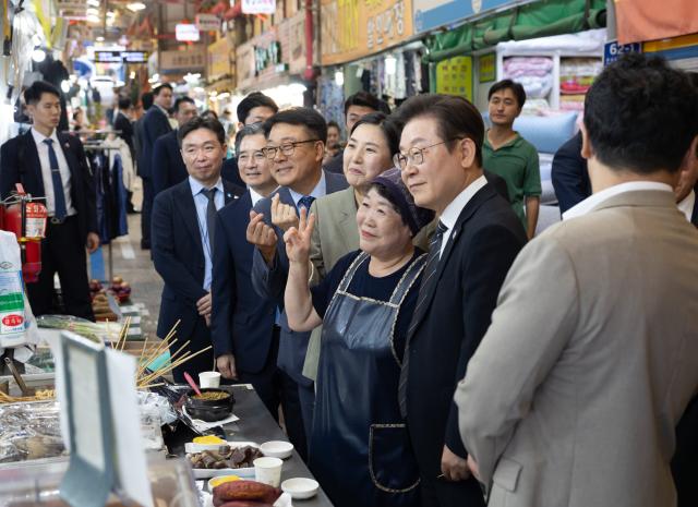 대통령실은 이재명 대통령이 5일 인천 용현시장을 방문했다고 전했다 사진대통령실