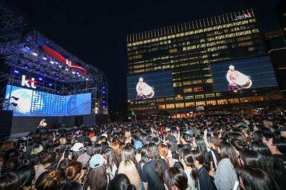 지난 5일 오후 KT 광화문빌딩 웨스트 사옥의 초대형 미디어월 ‘KT 스퀘어’ 첫 점등 행사가 진행되고 있다 사진KT