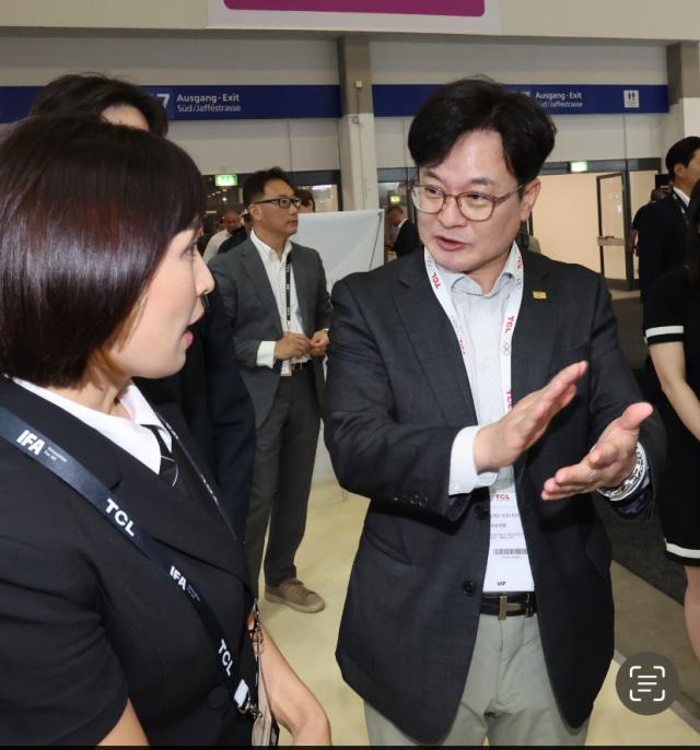 김병수 시장이 IFA를 둘러보고 있다 사진김포시