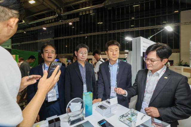 김병수 시장우측 첫 번째은 6일 독일 베를린에서 개최되는 세계 최대 가전·IT 전시회이하 IFA를 방문해 살펴보고 있다 사진김포시