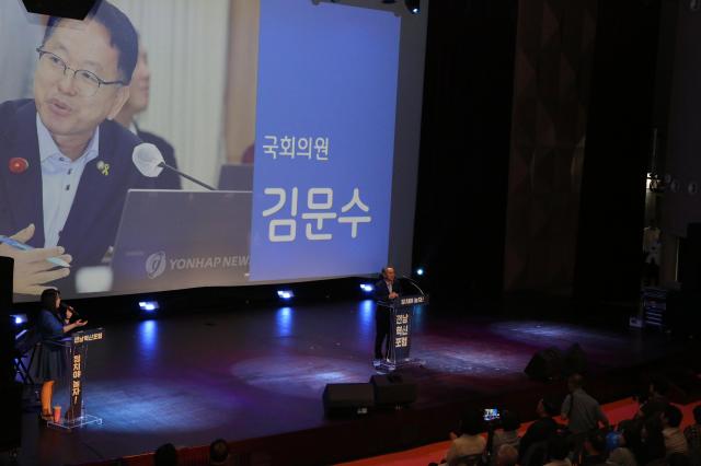 김문수 의원이 출범식 무대에서 인사말을 전하며 전남 정치 변화의 필요성을 강조했다 사진박기현 기자