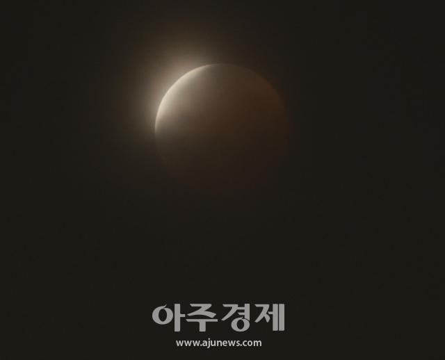 [포토] 개기월식 종료... 내년 3월에 다시만나요~