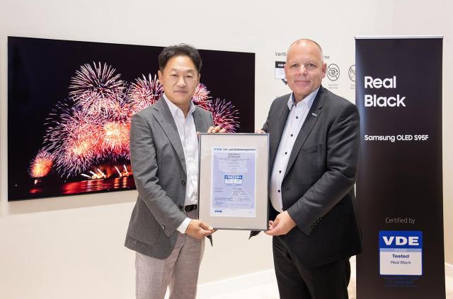 삼성전자 설훈 독일 CE Division장왼쪽과 안스가르 힌즈Ansgar Hinz VDE CEO가 지난 5일 독일 베를린 IFA 2025 삼성전자 행사장에서 진행된 리얼 블랙 인증 수여식에서 기념 촬영을 하고 있다 사진삼성전자