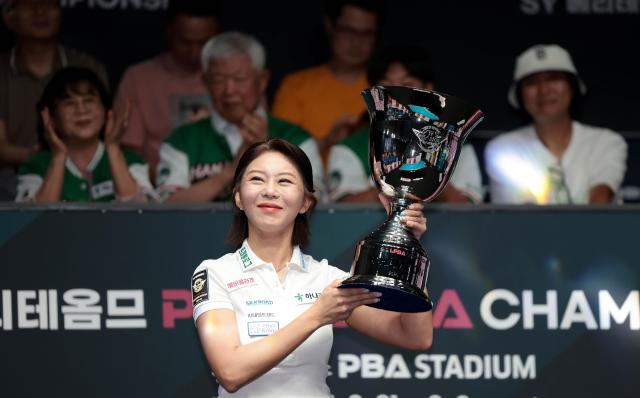 7일 당구여제 김가영이 캄보디아 특급 스롱 피아비를 꺾고 여자 프로당구LPBA 통산 16번째 우승을 달성했다 사진PBA