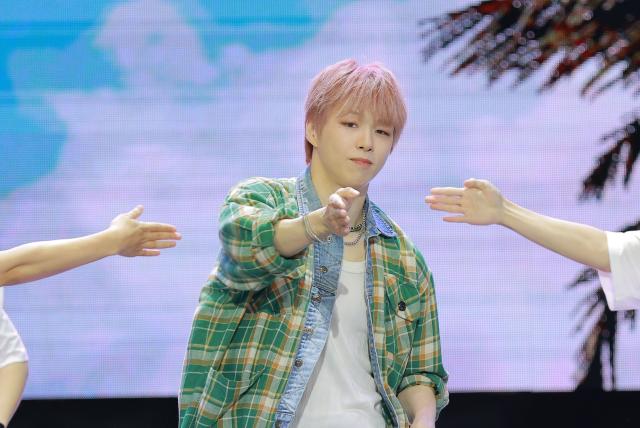 가수 강다니엘이 24일 오후 서울 마포구 SBS 프리즘 타워에서 열린 SBS funE THE SHOW더쇼에 참석해 멋진 무대를 선보이고 있다 20250624사진유대길 기자 dbeorlf123ajunewscom