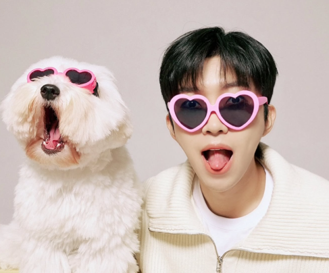 임영웅오른쪽과 반려견 시월이 사진임영웅 SNS