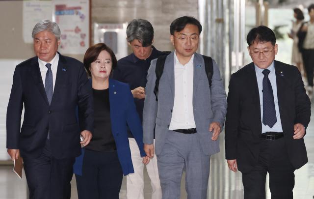 조국혁신당 서왕진 신장식 등 의원들이 8일 서울 여의도 국회에서 열린 의원총회에 참석하고 있다사진연합뉴스