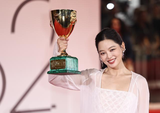 중국 여배우 신즈레이가 6일현지시각 베니스 영화제에서 여우주연상 트로피를 들어올리며 환하게 웃고 있다 사진신화연합뉴스
