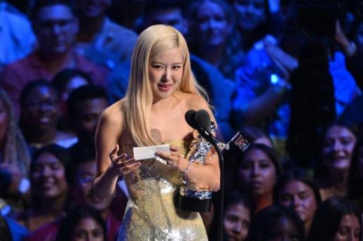 [K-Pop] BLACKPINKs Rosé wins award for her viral hit at this years MTV VMAs