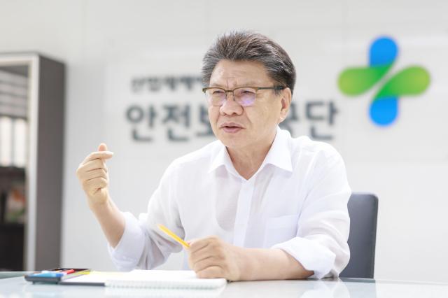 김현중 한국산업안전보건공단 이사장은 아주경제신문과의 인터뷰에서 현장 중심의 집행-평가-환류 체계 구축으로 산재를 예방해야 된다고 강조했다 사진유대길 기자 dbeorlf123ajunewscom