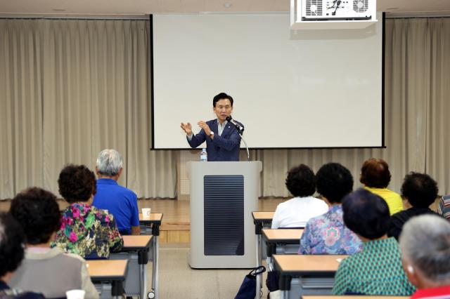 동창옥 진안군의회 의장이 제42기 진안군 노인대학에서 특강을 진행하고 있다사진진안군의회