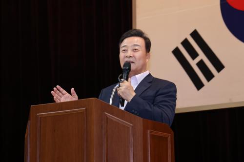 김성제 시장이 사회복지의 날 기념식에서 인사말을 하고 있다사진의왕시