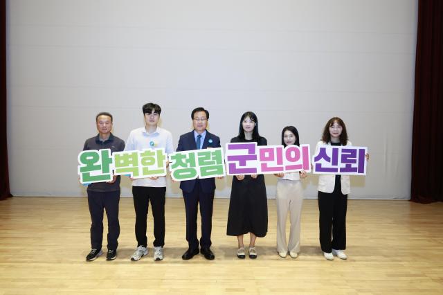 유희태 완주군수왼쪽 세 번째와 직원들이 청렴퀴즈를 진행하고 퍼포먼스를 진행하고 있다사진완주군ㄴ