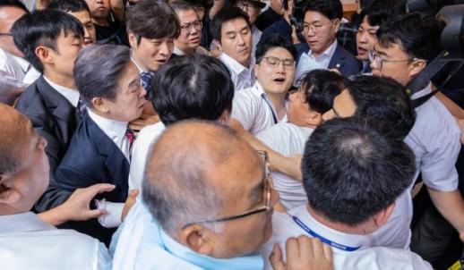[포토] 국회에서 기습 기자회견 한 김형석 독립기념관장, 항의 속 퇴장