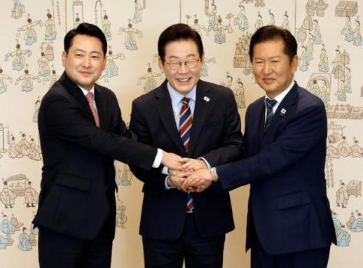 [포토] 손잡은 이재명 대통령과 여야 지도부