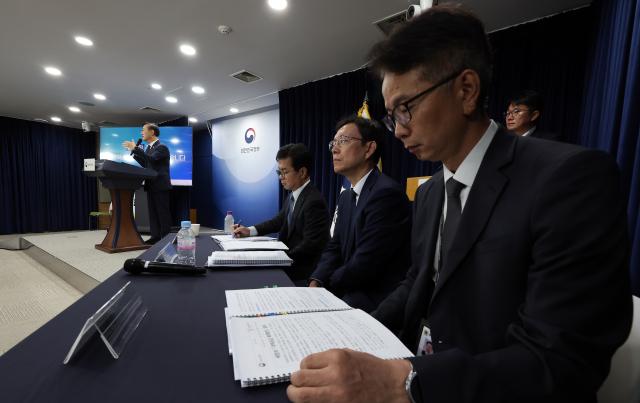 김윤덕 국토교통부 장관이 7일 정부서울청사에서 부동산 주택공급 확대 방안을 발표하고 있다 사진 오른쪽부터 박종희 국세청 자산납세국 국장 김규철 국토부 주택토지실장 신진창 금융위 금융정책국장 김 장관 사진연합뉴스