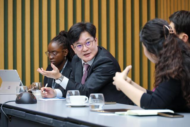김병수 시장이 런던시청을 방문해 도시재생 관계부서와의 미팅을 진행하고 있다 사진김포시