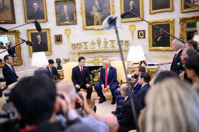 President Donald Trump hosts a bilateral meeting with South Korean President Lee Jae Myung left in the Oval Office in Washington Aug 25 2025 Official White House Photo by Daniel Torok