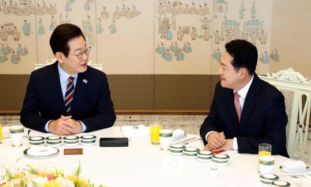 이재명 대통령이 8일 용산 대통령실에서 열린 여야 지도부 오찬 회동에서 장동혁 국민의힘 대표와 대화하고 있다 사진연합뉴스