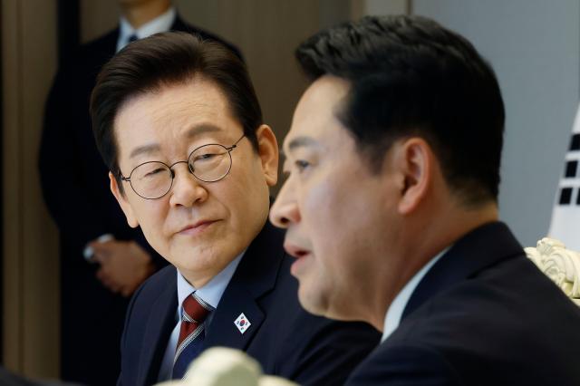 이재명 대통령이 8일 용산 대통령실에서 여야 지도부 오찬 회동에 참석한 국민의힘 장동혁 대표의 발언을 듣고 있다 사진대통령실통신사진기자단
