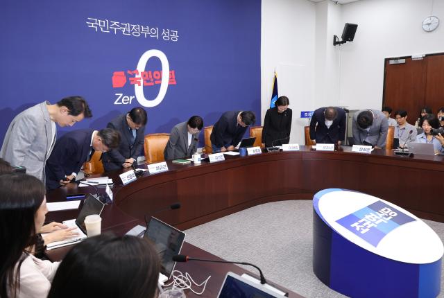 조국혁신당 김선민 당 대표 권한대행을 비롯한 소속 의원들이 5일 국회에서 열린 현안 관련 기자간담회에서 당내 성비위 사건과 관련해 고개숙여 사과하고 있다사진연합뉴스