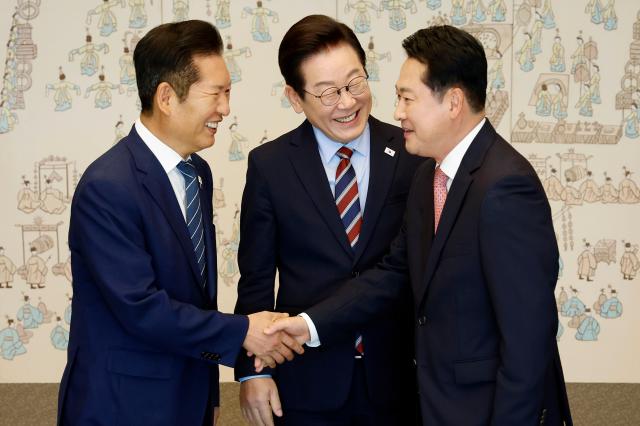 정청래 더불어민주당 대표왼쪽가 8일 대통령실에서 장동혁 국민의힘 대표와 악수하고 있다 가운데는 이재명 대통령  사진대통령실통신사진기자단