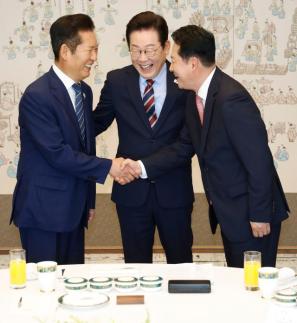 李 국정에 국민 목소리 공평하게 반영...정치 복원 시동