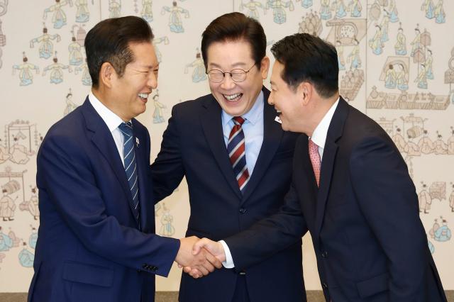 이재명 대통령이 8일 용산 대통령실에서 여야 지도부 오찬 회동에 참석한 정청래 더불어민주당 대표와 장동혁 국민의힘 대표가 악수하는 모습을 보고 있다 사진연합뉴스