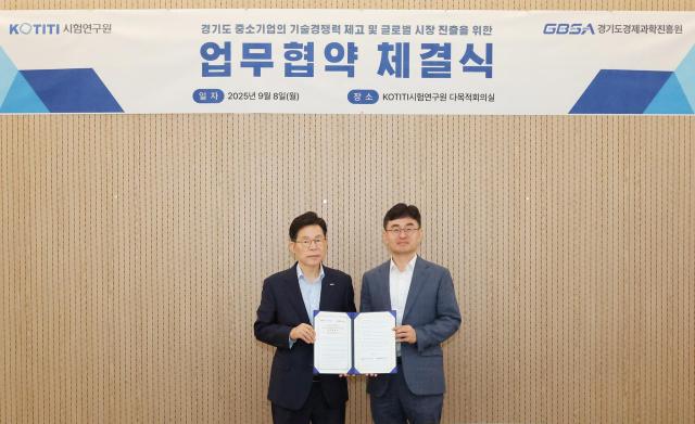 김현곤 경과원장오른쪽과 이상락 KOTITI원장왼쪽이 8일  KOTITI에서 ‘경기도 중소기업 기술경쟁력 강화 및 글로벌 시장 진출을 위한 업무협약’을 체결한 후 기념 촬영을 하고 있다 사진경과원