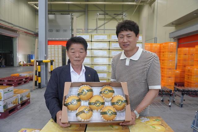 Ông Im Jong-gyeong Chủ tịch Hợp tác xã làm vườn Jeonju trái và ông Lee Byeong-gak Giám đốc Trung tâm phân phối sản xuất đang giới thiệu những giống lê xuất khẩu chất lượng cao ẢnhHợp tác xã Làm vườn Jeonju