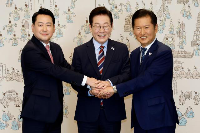 South Korean President Lee Jae Myung center poses for a photo with ruling Democratic Party leader Jung Chung-rae and opposition People Power Party leader Jang Dong-hyuk before their lunch meeting at the presidential office in Yongsan Seoul Sept 8 2025 Courtesy of the Presidential Press Corps