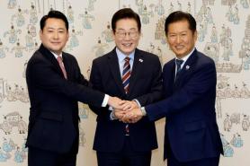 Lee meets with ruling and opposition leaders