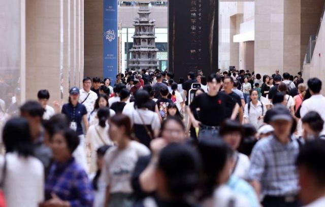 Rất đông khách tham quan đến Bảo tàng Quốc gia Hàn Quốc ẢnhYonhap News