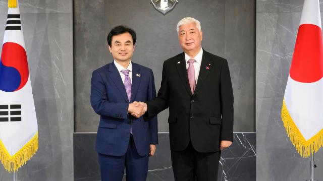 안규백 국방부 장관왼쪽이 8일 오후 서울 용산구 국방부 청사에서 나카타니 겐 일본 방위상과 한일 국방장관 회담을 한 후 기념 촬영을 하고 있다 사진국방부
