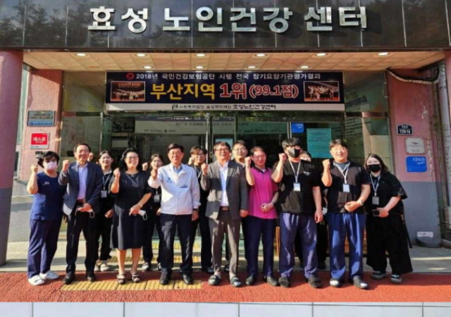 정종복 기장군수가 사회복지시설 종사자와 소통하는 사회복지시설 라운딩을 진행하고 있다사진기장군