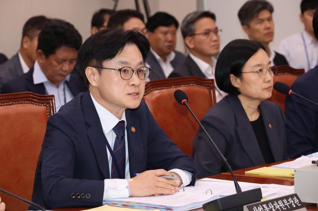 김정관 산업통상자원부 장관이 8일 서울 여의도 국회에서 열린 산업통상자원중소벤처기업위원회 전체회의에서 의원 질의에 답하고 있다 사진연합뉴스